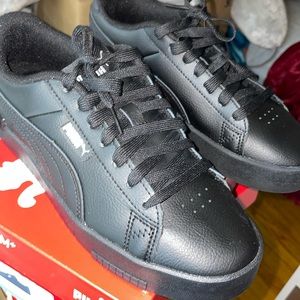 never worn puma sneakers